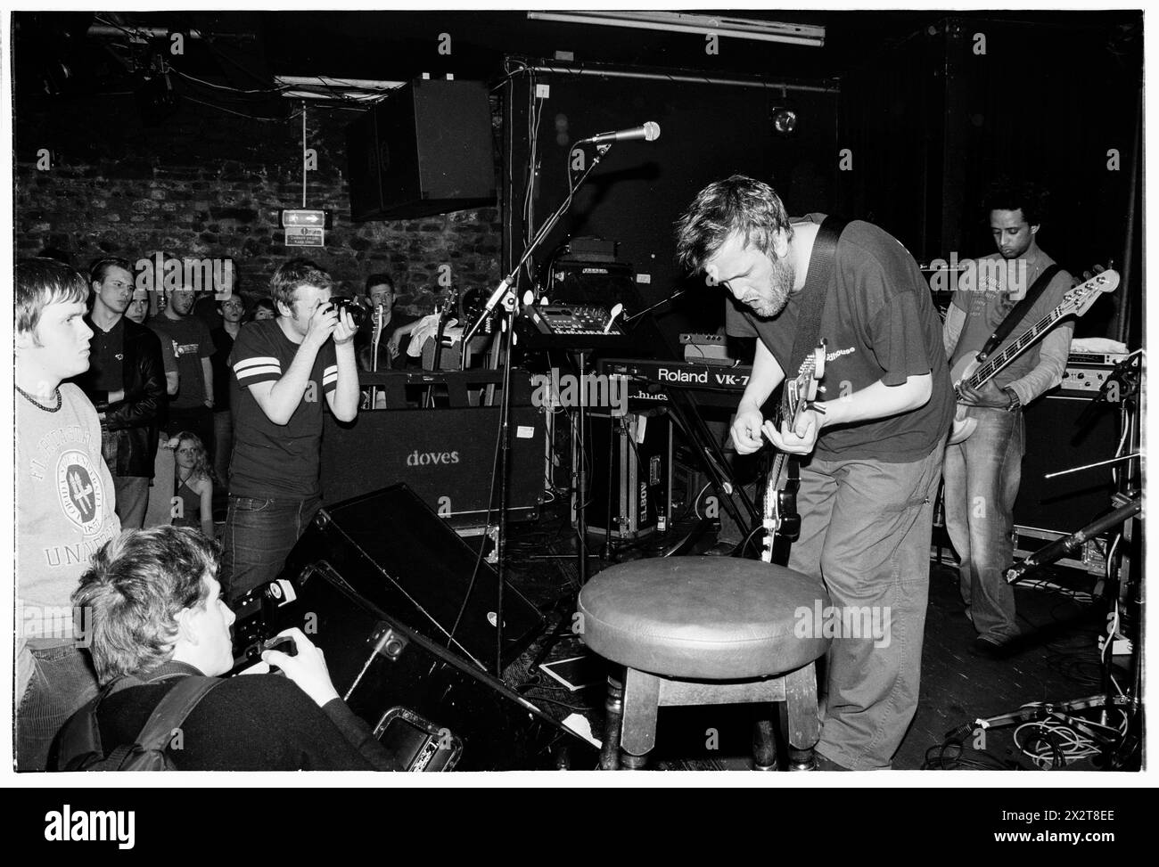 GUY GARVEY, GOMITO, GIOVANE, 2001: Un giovane Guy Garvey della rock band britannica Elbow che suona dal vivo con il loro album di debutto 'Asleep in the Back' al Clwb Ifor Bach (The Welsh Club) a Cardiff, Galles, Regno Unito il 6 maggio 2001. Fotografia: Rob Watkins. INFO: Elbow, un gruppo rock britannico formatosi nel 1997 a Manchester, affascina il pubblico con i loro testi emozionali e melodie tematiche. Successi come "One Day Like This" mettono in risalto il loro suono distintivo, guadagnandosi il plauso della critica e una base di fan dedicata in tutto il mondo. Foto Stock
