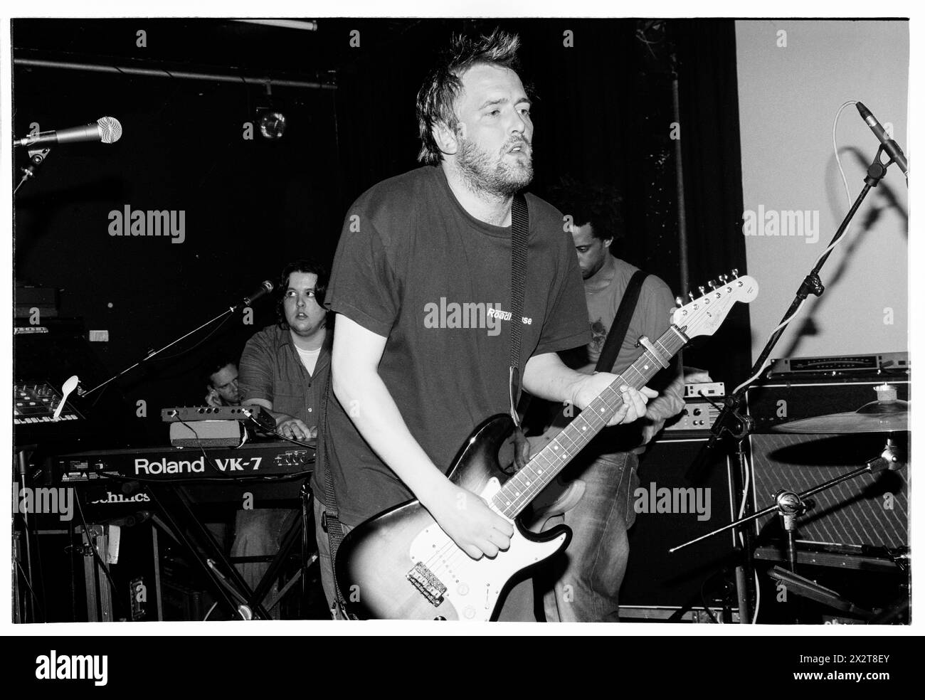 GUY GARVEY, GOMITO, GIOVANE, 2001: Un giovane Guy Garvey della rock band britannica Elbow che suona dal vivo con il loro album di debutto 'Asleep in the Back' al Clwb Ifor Bach (The Welsh Club) a Cardiff, Galles, Regno Unito il 6 maggio 2001. Fotografia: Rob Watkins. INFO: Elbow, un gruppo rock britannico formatosi nel 1997 a Manchester, affascina il pubblico con i loro testi emozionali e melodie tematiche. Successi come "One Day Like This" mettono in risalto il loro suono distintivo, guadagnandosi il plauso della critica e una base di fan dedicata in tutto il mondo. Foto Stock