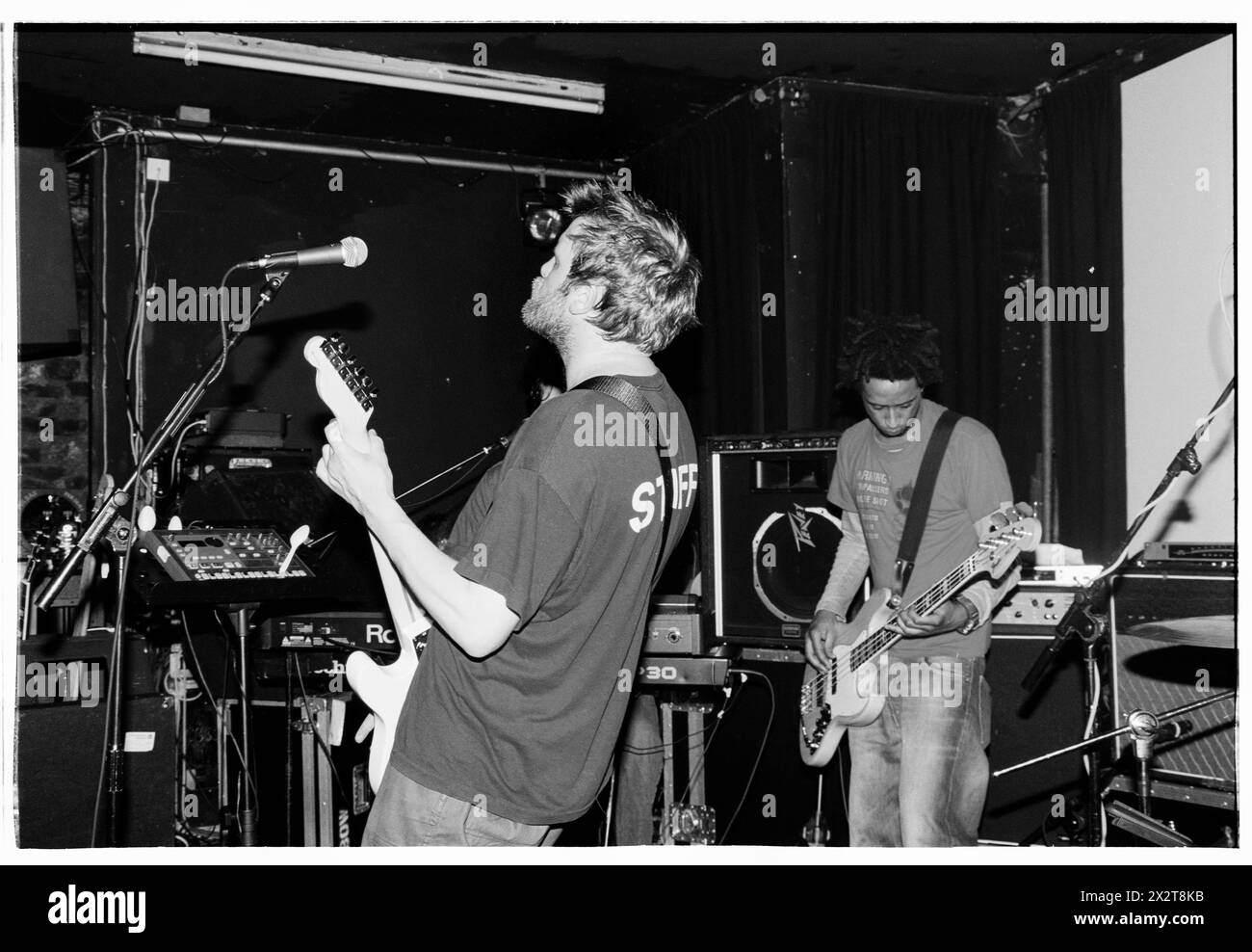 GUY GARVEY, GOMITO, GIOVANE, 2001: Un giovane Guy Garvey della rock band britannica Elbow che suona dal vivo con il loro album di debutto 'Asleep in the Back' al Clwb Ifor Bach (The Welsh Club) a Cardiff, Galles, Regno Unito il 6 maggio 2001. Fotografia: Rob Watkins. INFO: Elbow, un gruppo rock britannico formatosi nel 1997 a Manchester, affascina il pubblico con i loro testi emozionali e melodie tematiche. Successi come "One Day Like This" mettono in risalto il loro suono distintivo, guadagnandosi il plauso della critica e una base di fan dedicata in tutto il mondo. Foto Stock