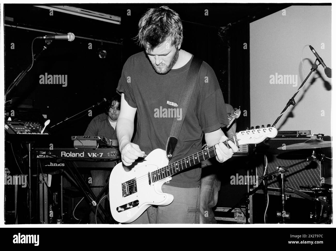 GUY GARVEY, GOMITO, GIOVANE, 2001: Un giovane Guy Garvey della rock band britannica Elbow che suona dal vivo con il loro album di debutto 'Asleep in the Back' al Clwb Ifor Bach (The Welsh Club) a Cardiff, Galles, Regno Unito il 6 maggio 2001. Fotografia: Rob Watkins. INFO: Elbow, un gruppo rock britannico formatosi nel 1997 a Manchester, affascina il pubblico con i loro testi emozionali e melodie tematiche. Successi come "One Day Like This" mettono in risalto il loro suono distintivo, guadagnandosi il plauso della critica e una base di fan dedicata in tutto il mondo. Foto Stock