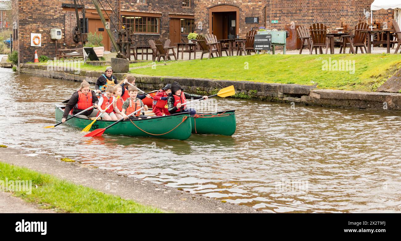 Middleport, Stoke on Trent regno Unito 06 aprile 2024 adulti e bambini in canoa verdi, godendosi una giornata fuori su un canale locale Foto Stock