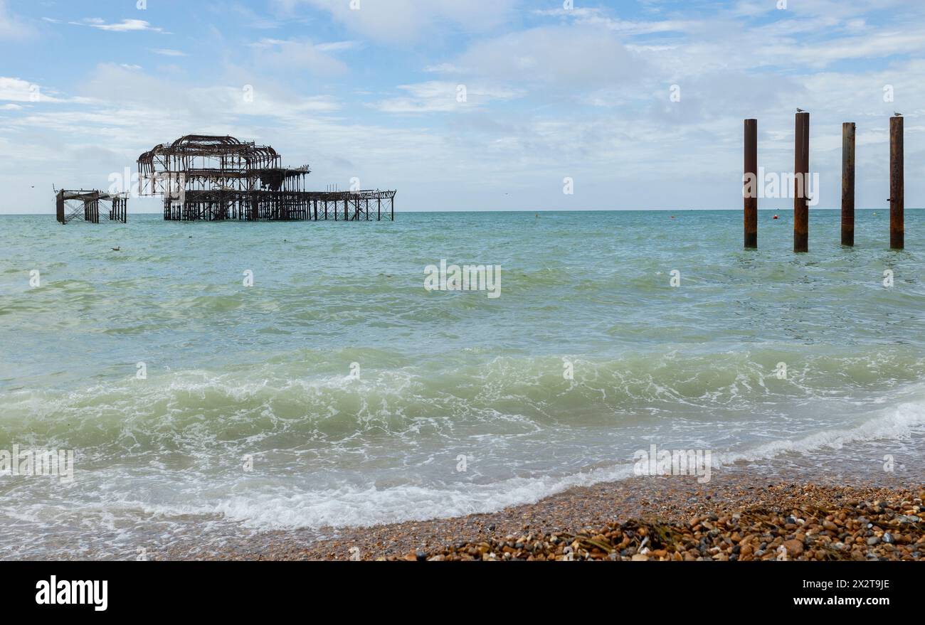 Brighton, regno unito, 23, agosto 2022 il molo ovest rovine della spiaggia di ciottoli di Brighton, cielo e mare azzurri Foto Stock