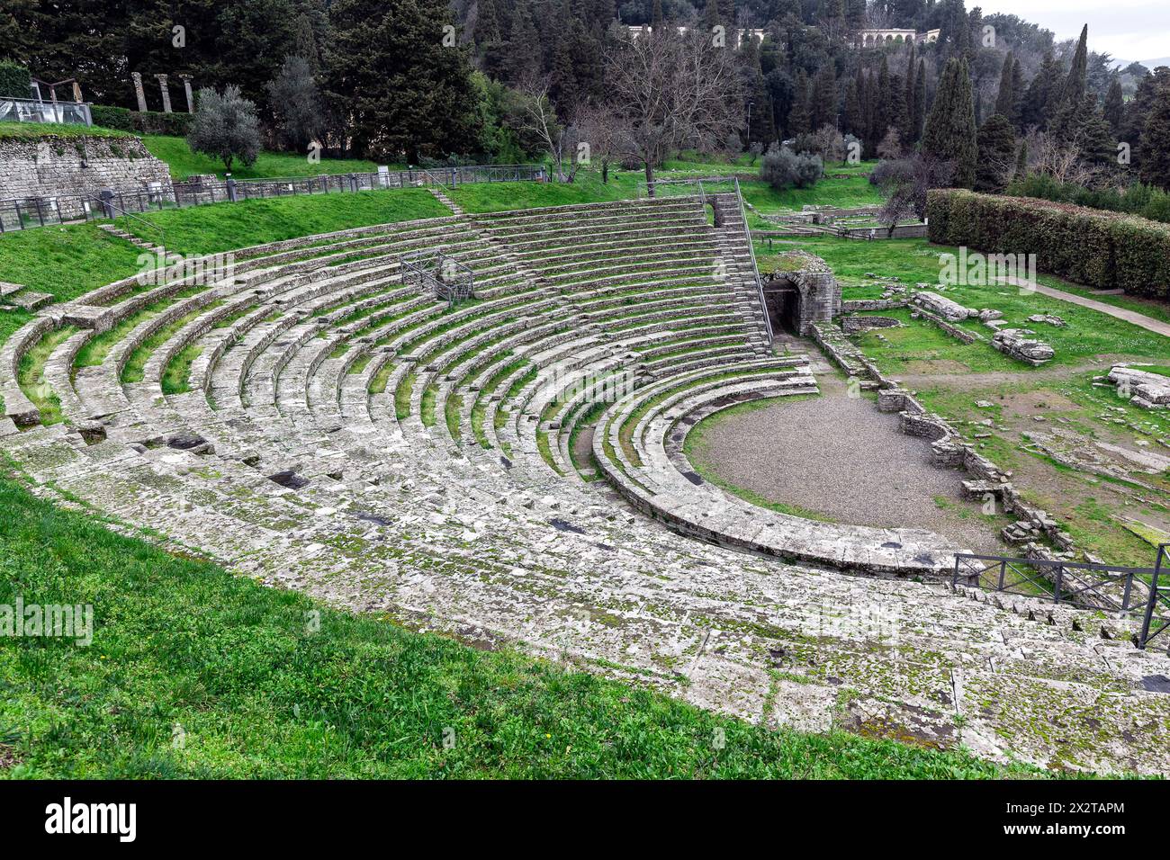 L'antico teatro romano semicircolare a Fiesole, vicino Firenze, Italia. Fu costruito tra la fine del i secolo a.c. e l'inizio del secolo a.c. Foto Stock