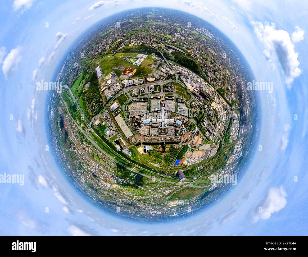 Luftbild, Westfield Centro sternförmiges Einkaufszentrum, Gesamtansicht Neue Mitte mit Gasometer am Rhein-Herne-Kanal und Fluss Emscher, Borbeck, Oberhausen, Rheinland, Ruhrgebiet, Nordrhein-Westfalen, Deutschland ACHTUNGxMINDESTHONORARx60xEURO *** Vista aerea, Westfield Centro centro commerciale a forma di stella, vista generale Neue Mitte con gasometro sul canale Reno Herne e sul fiume Emscher, Borbeck, Oberhausen, Renania, regione della Ruhr, Renania settentrionale-Vestfalia, Germania ATTENTIONxMINDESTHONORARx60xEURO Foto Stock