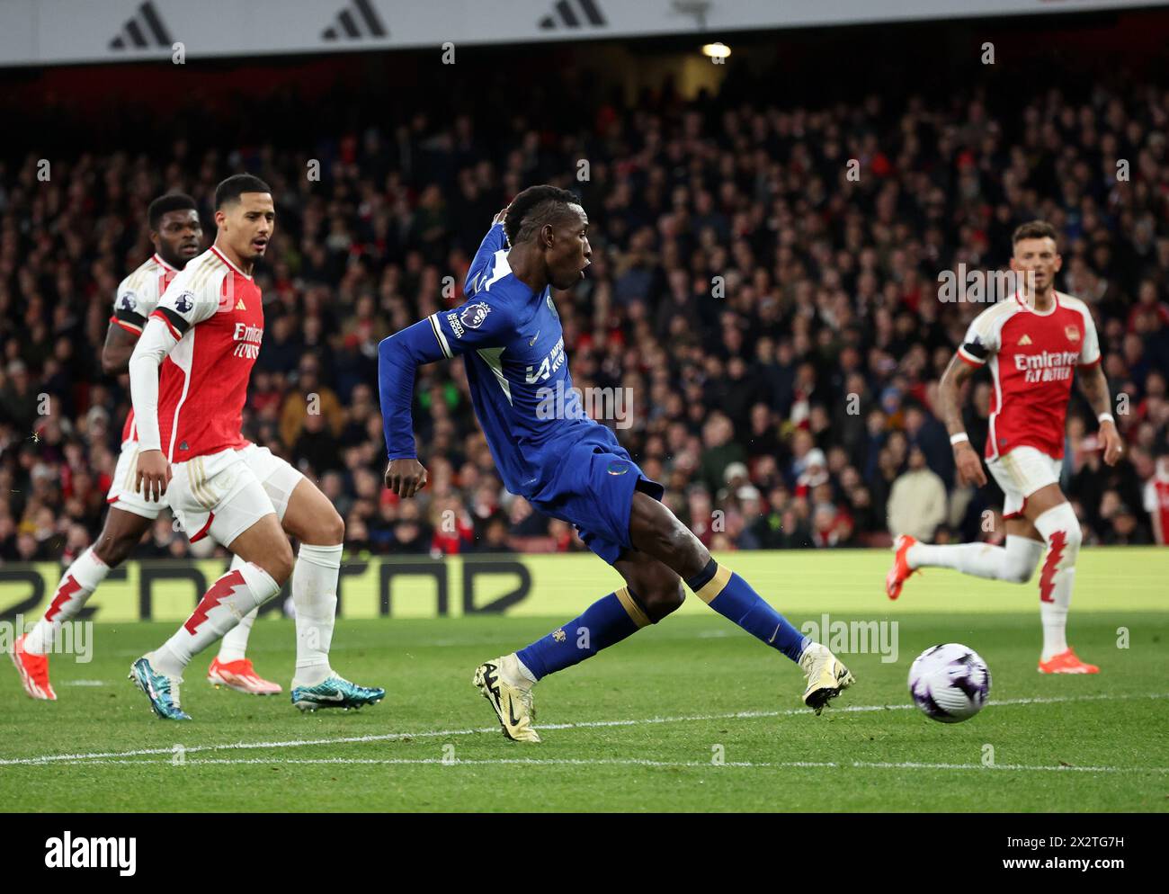 Londra, Regno Unito. 23 aprile 2024. Nicolas Jackson del Chelsea perde una buona occasione durante la partita di Premier League all'Emirates Stadium di Londra. Il credito per immagini dovrebbe essere: David Klein/Sportimage Credit: Sportimage Ltd/Alamy Live News Foto Stock