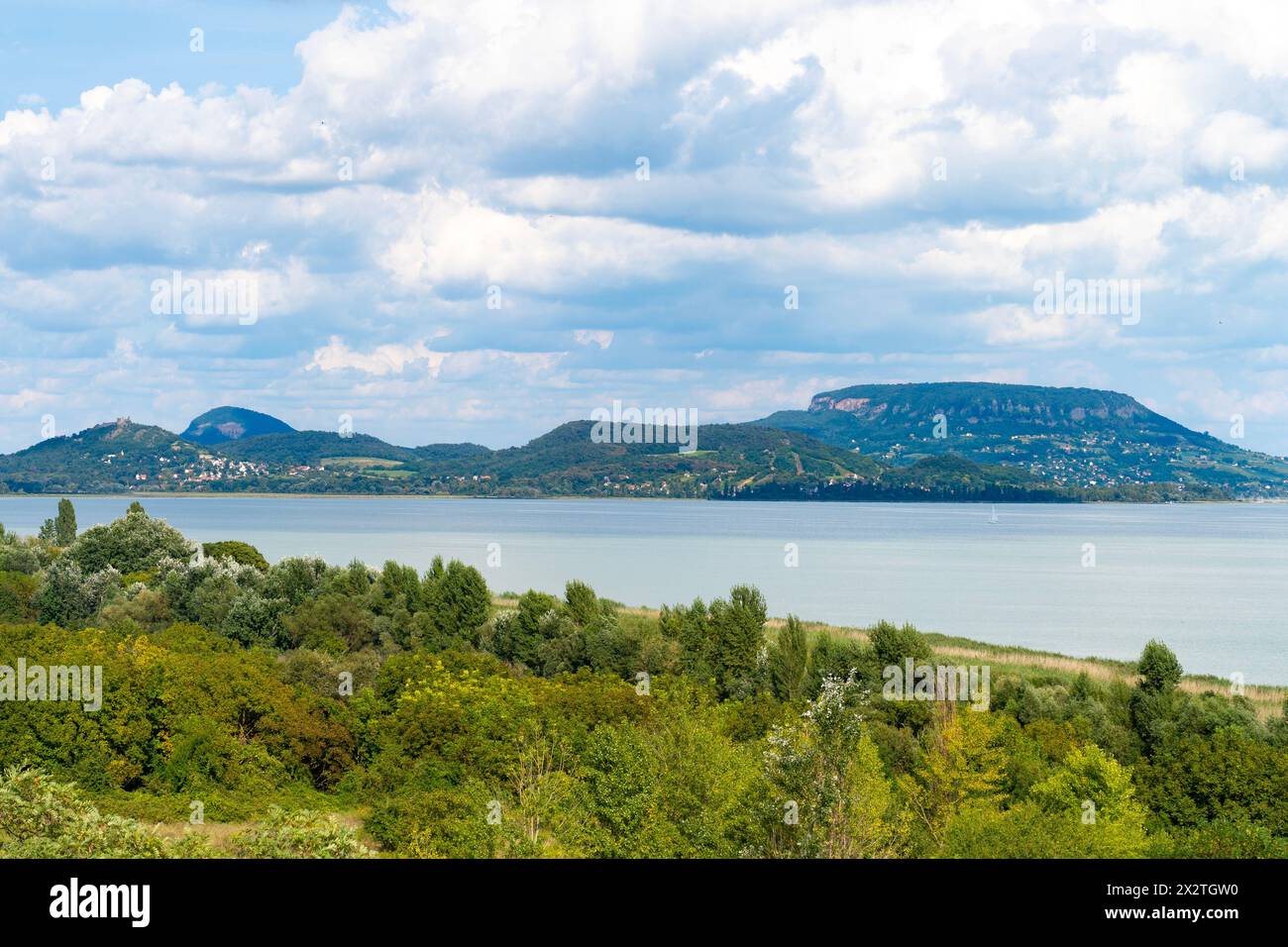 Paesaggio estivo del Balaton con montagne vulcaniche e nuvole sullo sfondo Foto Stock