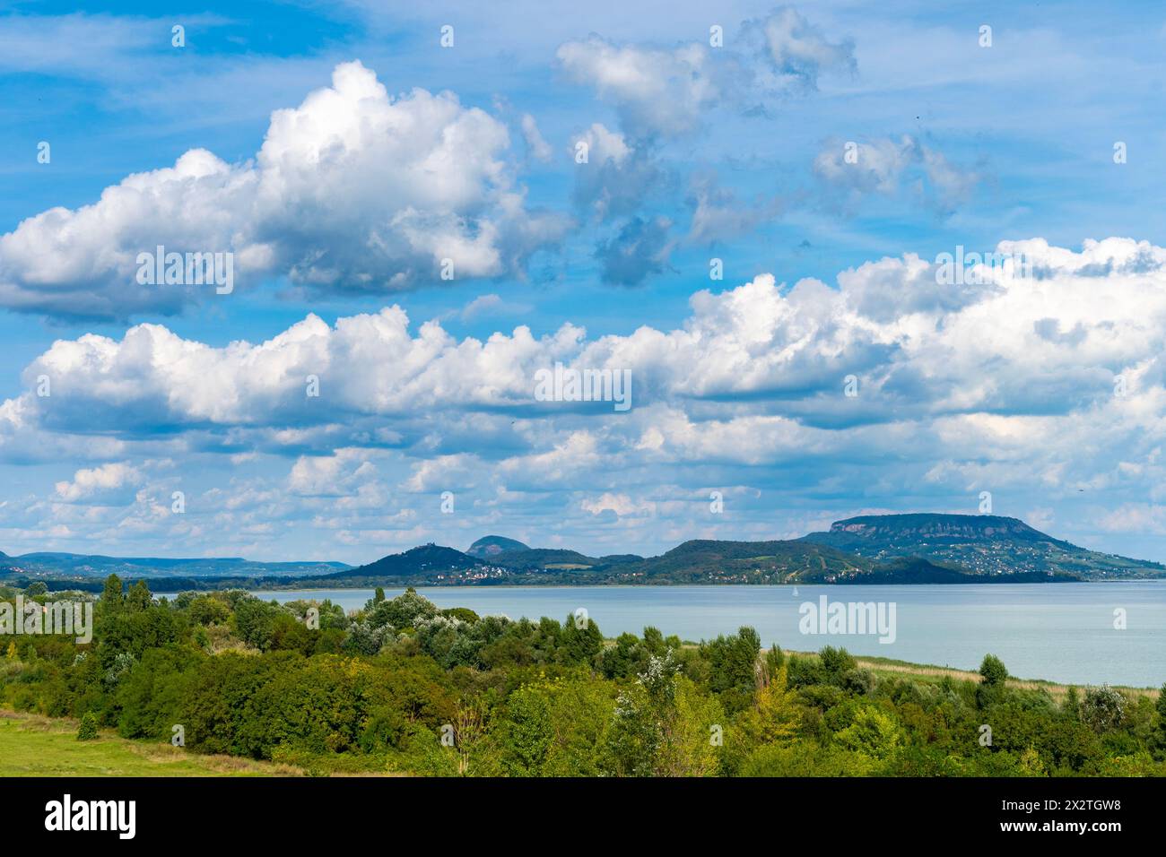 Paesaggio estivo del Balaton con montagne vulcaniche e nuvole sullo sfondo Foto Stock