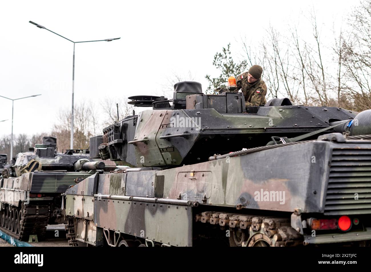 Drawsko Pomorskie, Polonia. 21 febbraio 2024. Un soldato dell'esercito polacco con la Warszawska Brygada, scarica un carro armato da battaglia Leopard 2A5 durante l'esercitazione Steadfast Defender 24 presso il Drawsko Training Ground, 21 febbraio 2024, a Drawsko Pomorskie, Polonia. Credito: SFC Kyle Larsen/US Army Photo/Alamy Live News Foto Stock
