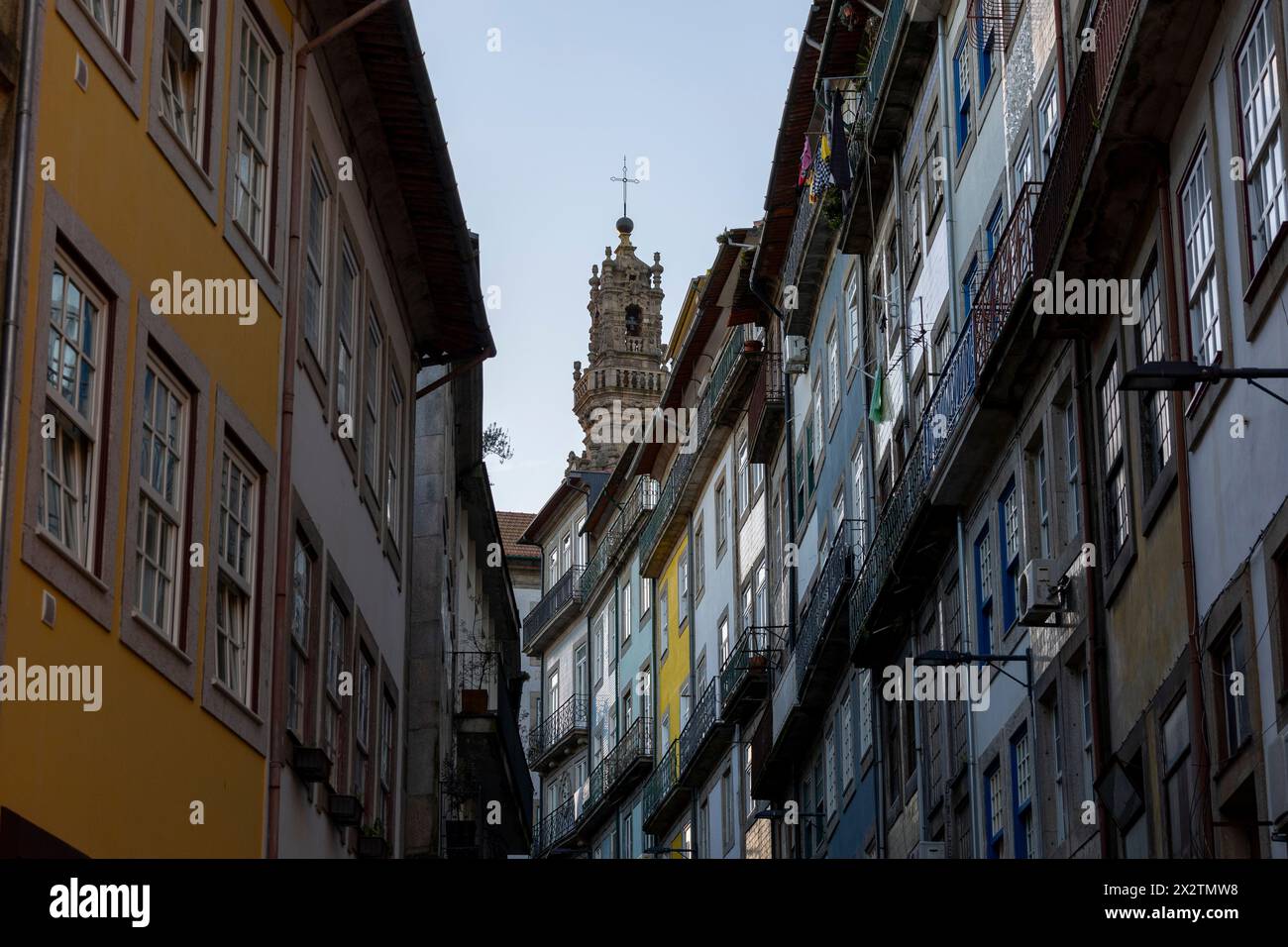 Tipiche case colorate e la Torre dei Clerigos nella città di Porto, Portogallo Foto Stock