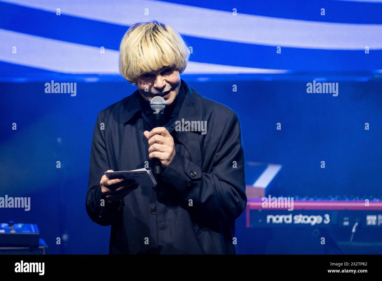 SOLO PER USO EDITORIALE Tim Burgess raccoglie lo Special Recognition Award al primo Nordoff and Robbins Northern Music Awards, supportato da Ticketmaster e Live Nation, all'Albert Hall di Manchester, che celebra i talenti musicali affermati e in ascesa dal nord dell'Inghilterra. Data foto: Martedì 23 aprile 2024. Foto Stock