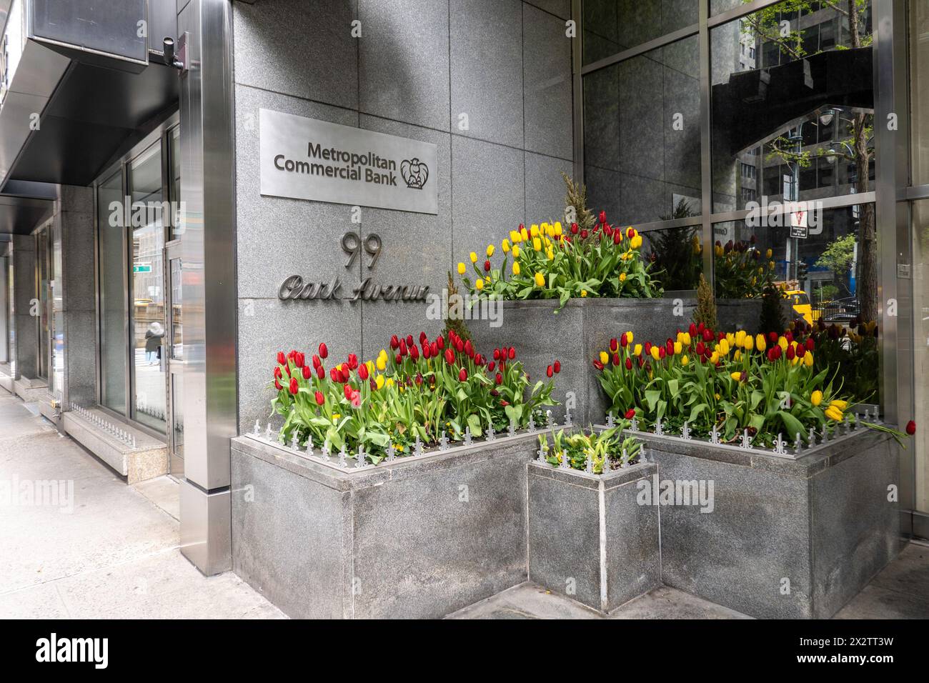 I fiori primaverili decorano l'ingresso principale di 99 Park Ave. A Murray Hill, 2024, New York City, Stati Uniti Foto Stock