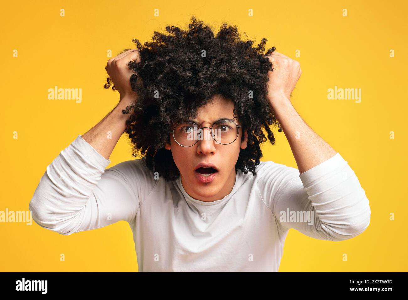 Un ragazzo nero emotivo che urla e mette i capelli sotto stress Foto Stock