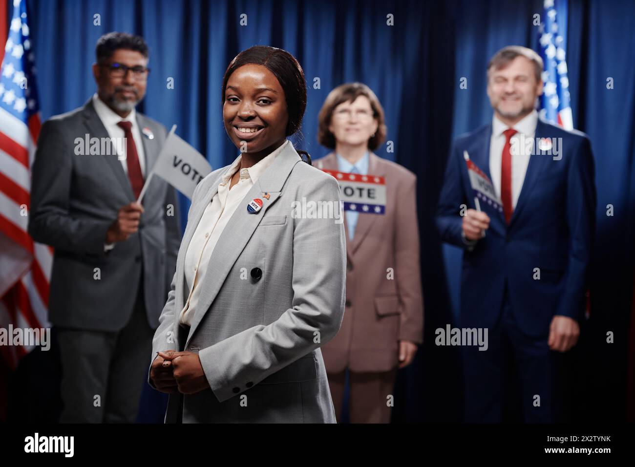 Felice giovane leader politico afro-americana donna in abbigliamento formale che guarda la telecamera mentre partecipa alle elezioni presidenziali Foto Stock