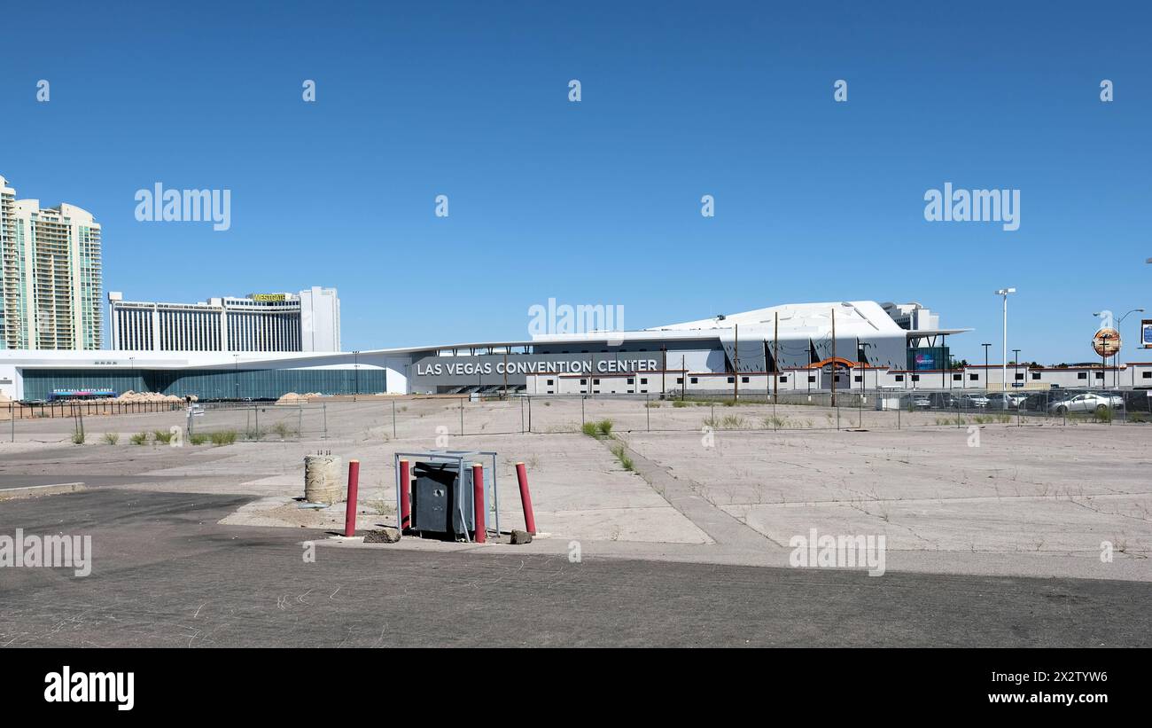 Il Las Vegas Convention Center si vede da Las Vegas Boulevard, di fronte a un lotto vuoto; al di fuori della Strip di Las Vegas, Nevada, luogo per eventi e conferenze. Foto Stock