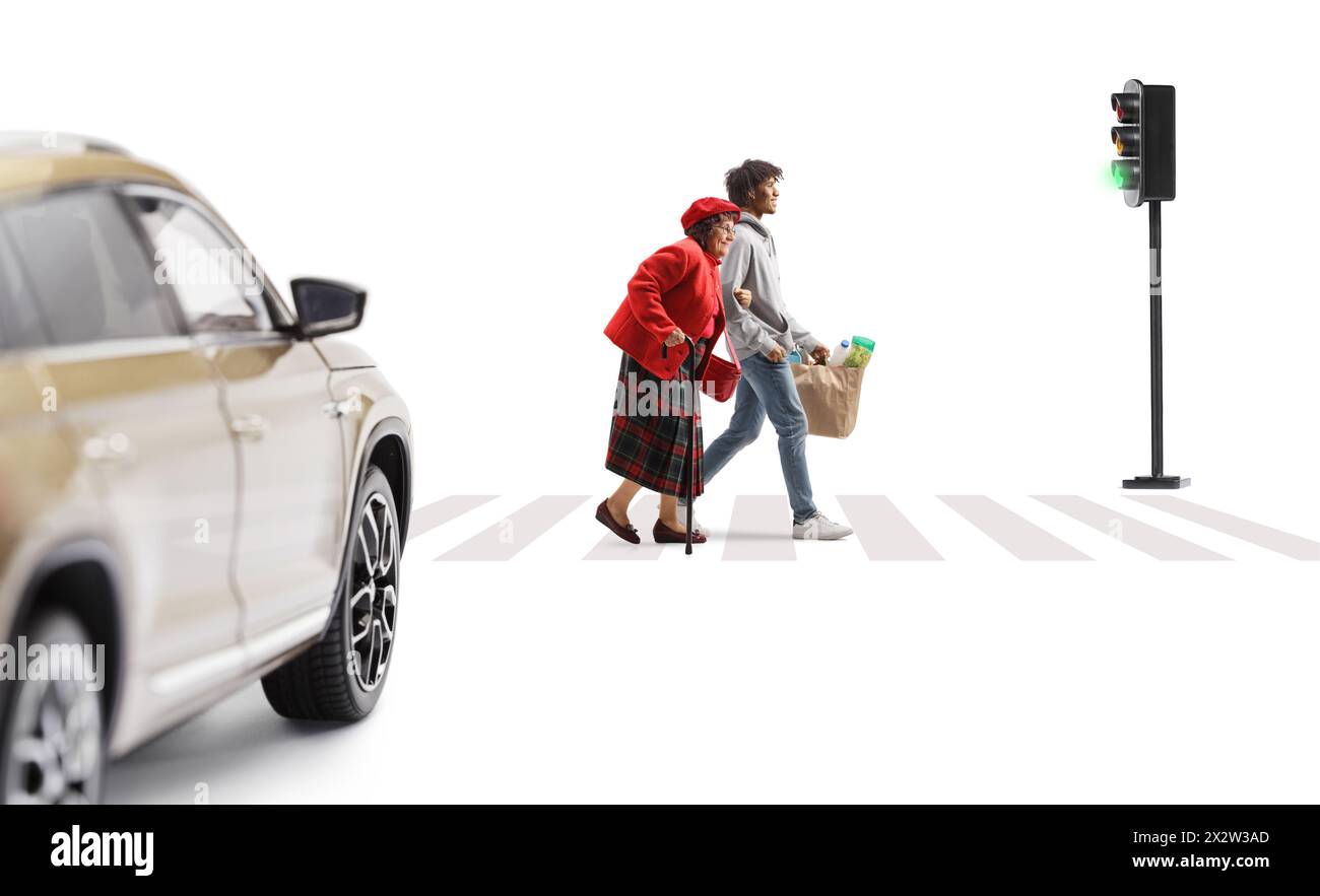 Giovane afroamericano che aiuta una signora anziana con borse della spesa in una strada isolata su sfondo bianco Foto Stock