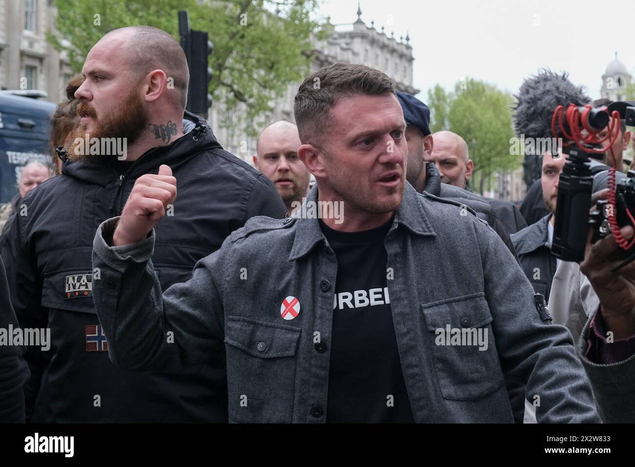 Londra, Regno Unito, 23 aprile 2024. L'attivista Tommy Robinson parte da un raduno di St George's Day dopo essersi rivolto alla folla riunita a Whitehall. In precedenza, durante un'udienza, Robinson, vero nome Stephen Yaxley-Lennon era stato autorizzato a violare un ordine di dispersione durante una marcia antisemitista dello scorso anno. Credito: Fotografia dell'undicesima ora/Alamy Live News Foto Stock