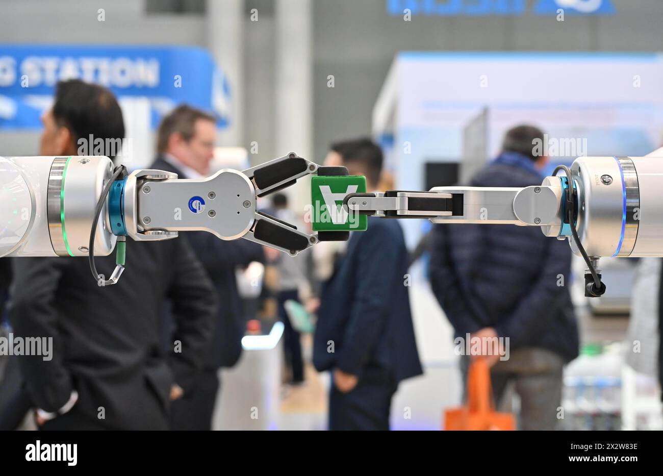 Hannover, Germania. 23 aprile 2024. I robot trasferiscono un oggetto alla Hannover Messe di Hannover, Germania, il 23 aprile 2024. La fiera Hannover Messe 2024, la fiera industriale leader in Germania, ha dato il via lunedì con una chiara enfasi sulla produzione a emissioni zero e sulle celle a combustibile a idrogeno. Crediti: Ren Pengfei/Xinhua/Alamy Live News Foto Stock