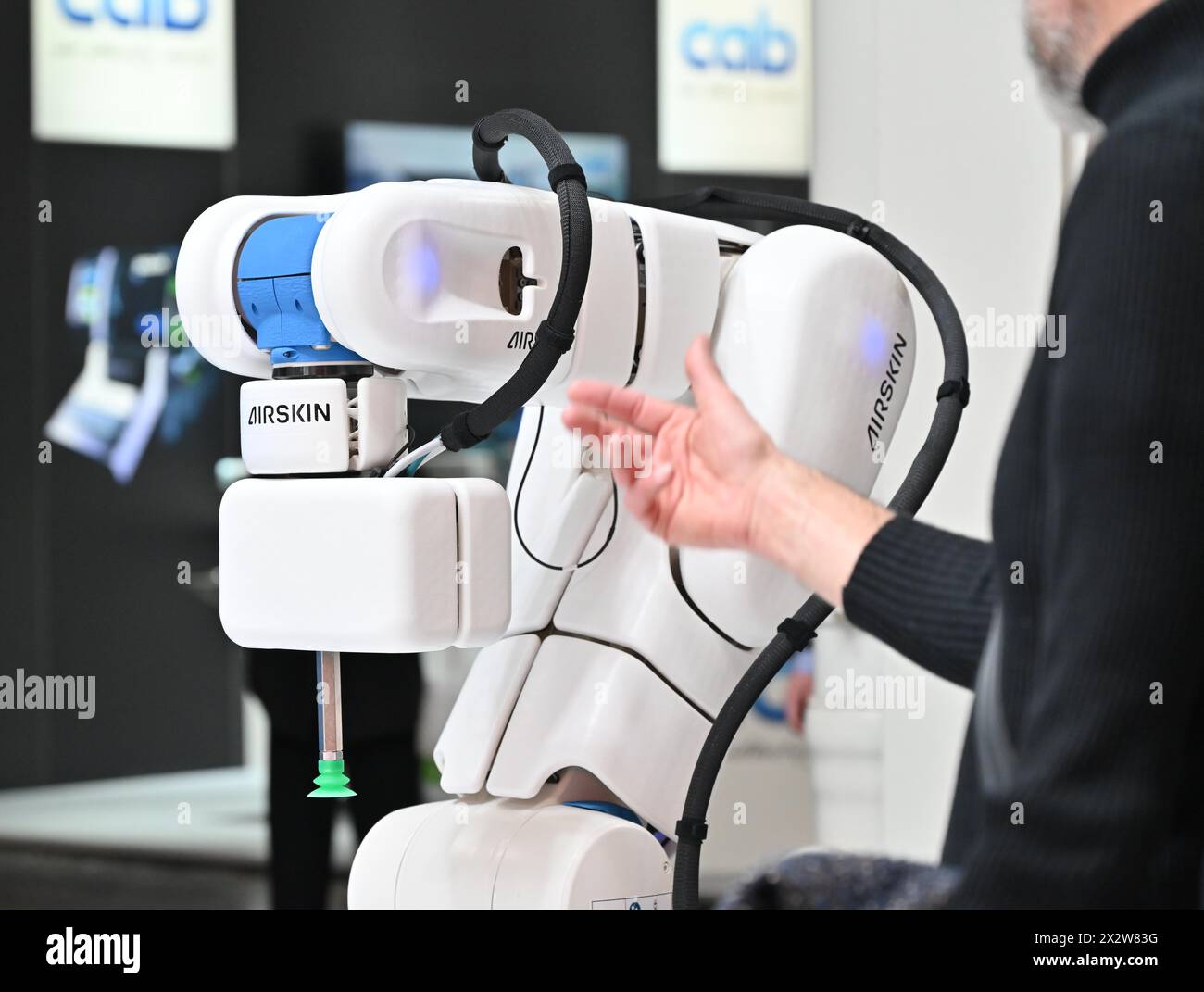 Hannover, Germania. 23 aprile 2024. Un visitatore interagisce con un robot alla Hannover Messe di Hannover, Germania, il 22 aprile 2024. La fiera Hannover Messe 2024, la fiera industriale leader in Germania, ha dato il via lunedì con una chiara enfasi sulla produzione a emissioni zero e sulle celle a combustibile a idrogeno. Crediti: Ren Pengfei/Xinhua/Alamy Live News Foto Stock