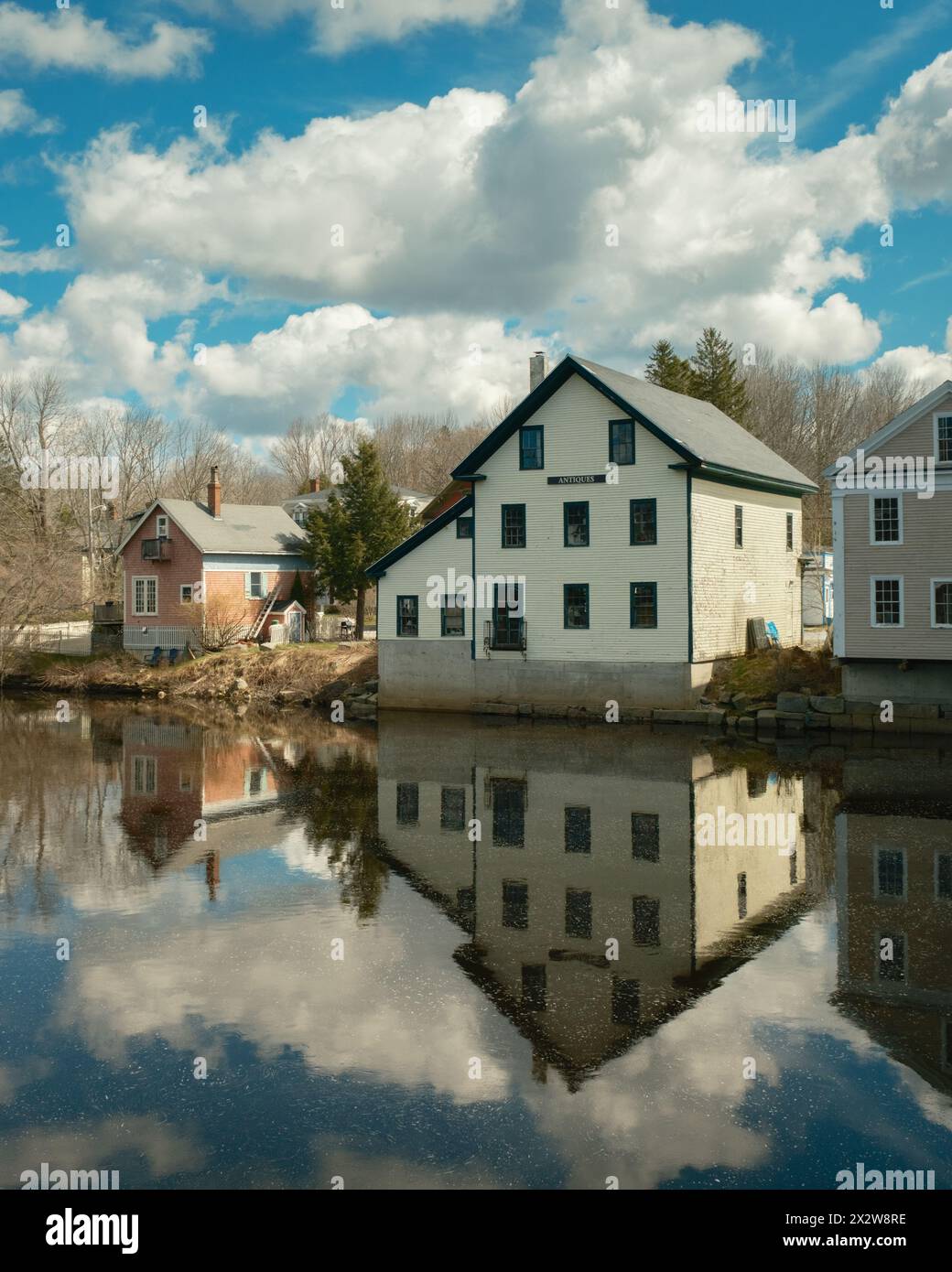 Edifici lungo il fiume Narraguagus a Cherryfield, Maine Foto Stock