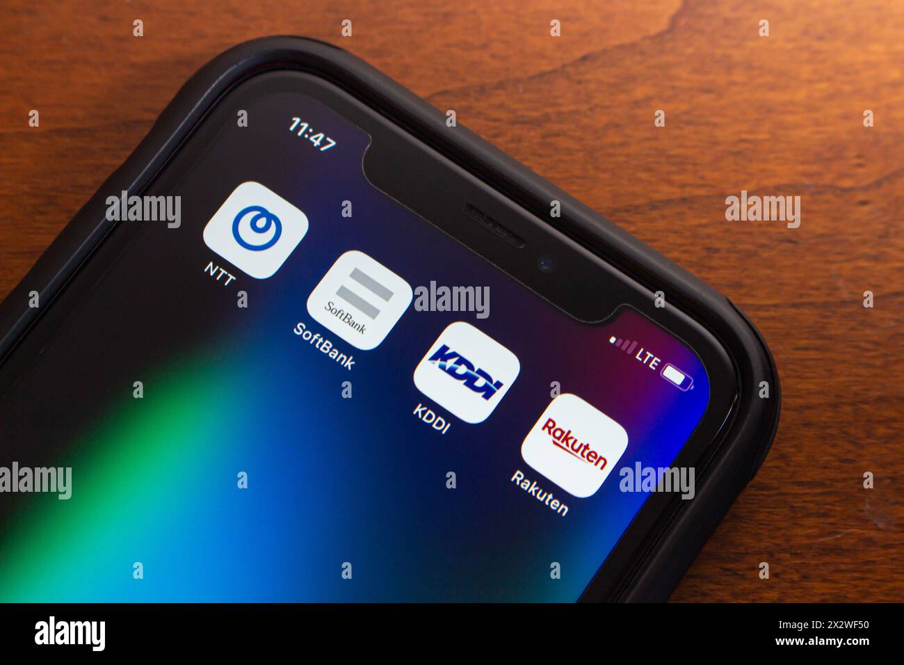 Vancouver, CANADA - 23 aprile 2024: Icone NTT, SoftBank, KDDI e Rakuten visualizzate sullo schermo di un iPhone. Foto Stock