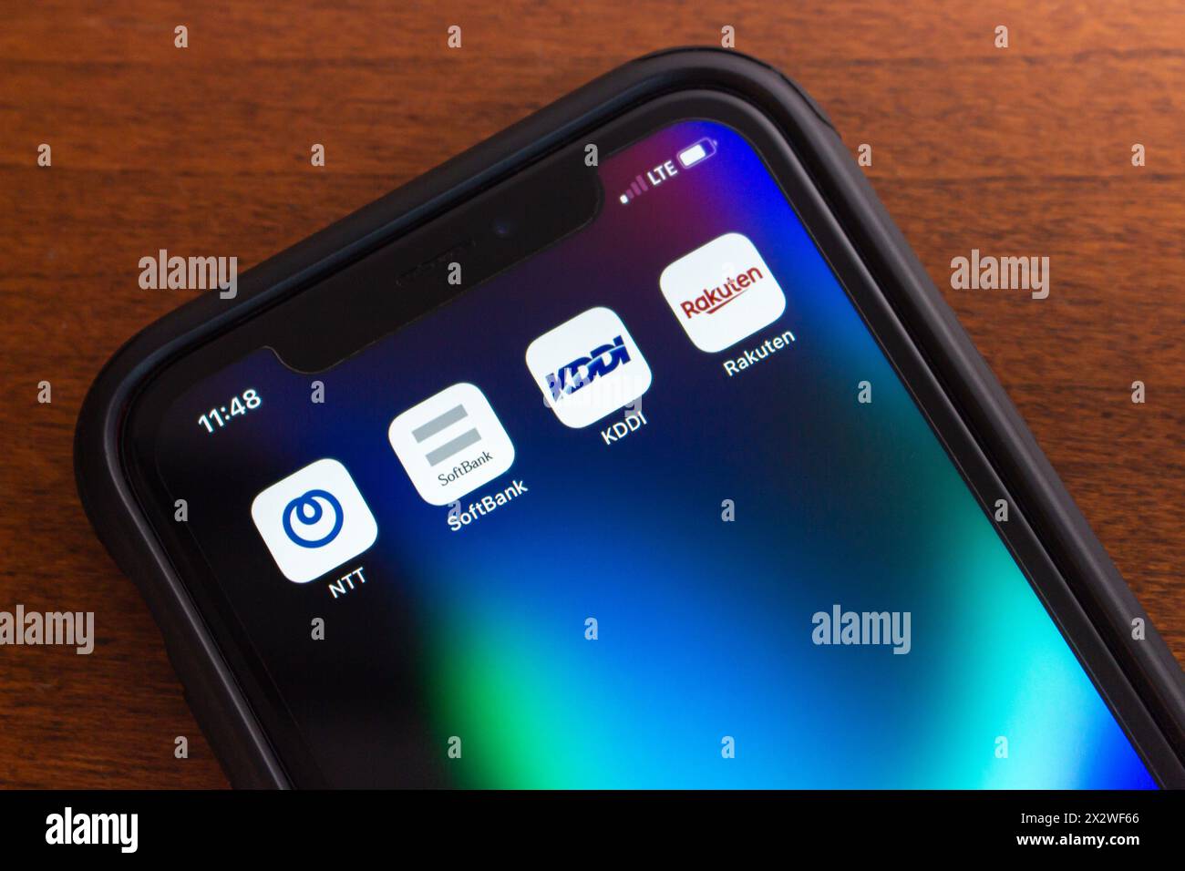 Vancouver, CANADA - 23 aprile 2024: Icone NTT, SoftBank, KDDI e Rakuten visualizzate sullo schermo di un iPhone. Foto Stock