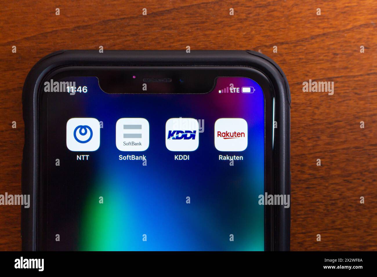 Vancouver, CANADA - 23 aprile 2024: Icone NTT, SoftBank, KDDI e Rakuten visualizzate sullo schermo di un iPhone. Foto Stock