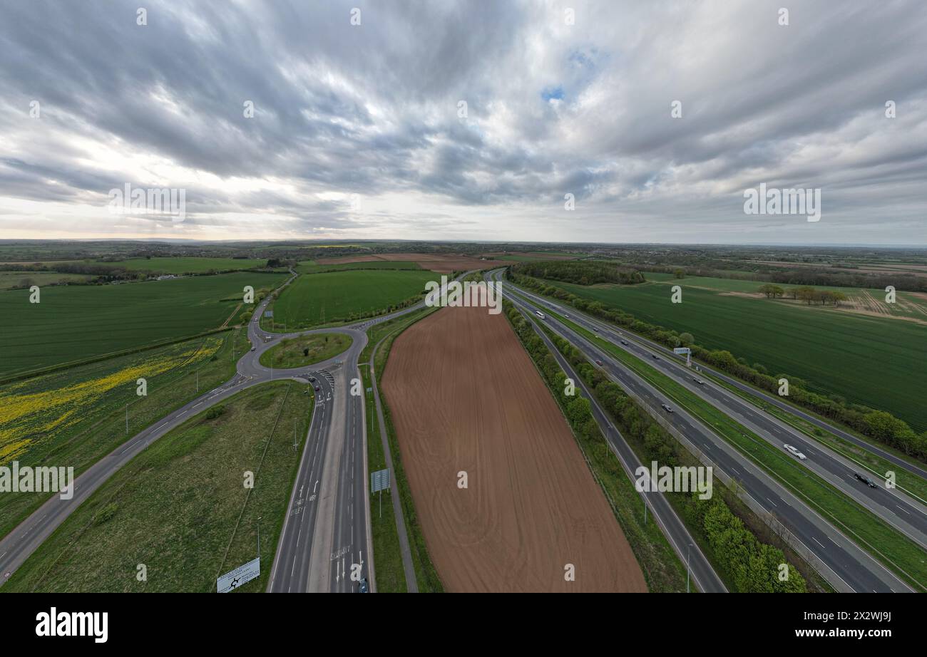 Panorama aereo con drone sopra l'autostrada A1M a Wetherby, West Yorkshire Foto Stock