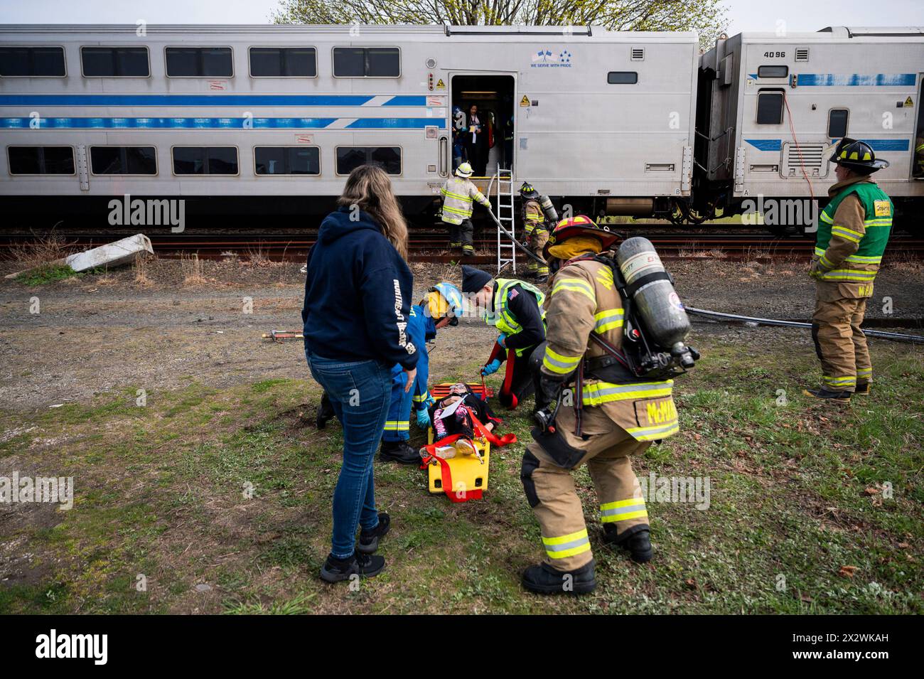 Le vittime finte vengono rimosse da un treno LIRR (Long Island Rail Road) durante un'esercitazione per incidenti di massa tenuta ad Amagansett, New York, 21 aprile 2024. L'esercitazione è stata organizzata dai Vigili del fuoco di Amagansett, in collaborazione con l'East Hampton Town Chiefs Association, lo Stony Brook Southampton Hospital e l'MTA/LIRR. Foto Stock