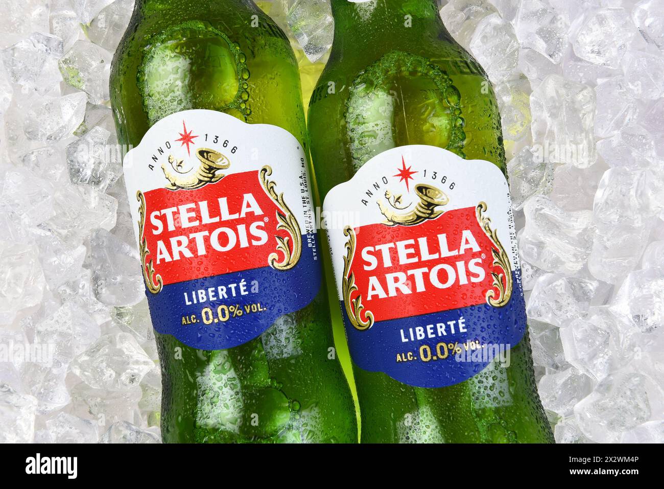 IRVINE, CALIFORNIA - 23 aprile 2024: Primo piano di due bottiglie di Stella Artois Liberte, una birra senza alcol su un letto di ghiaccio. Foto Stock