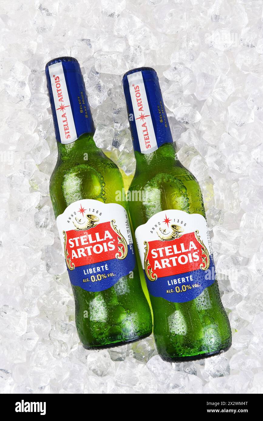 IRVINE, CALIFORNIA - 23 aprile 2024: Due bottiglie di Stella Artois Liberte, una birra senza alcol su un letto di ghiaccio. Foto Stock