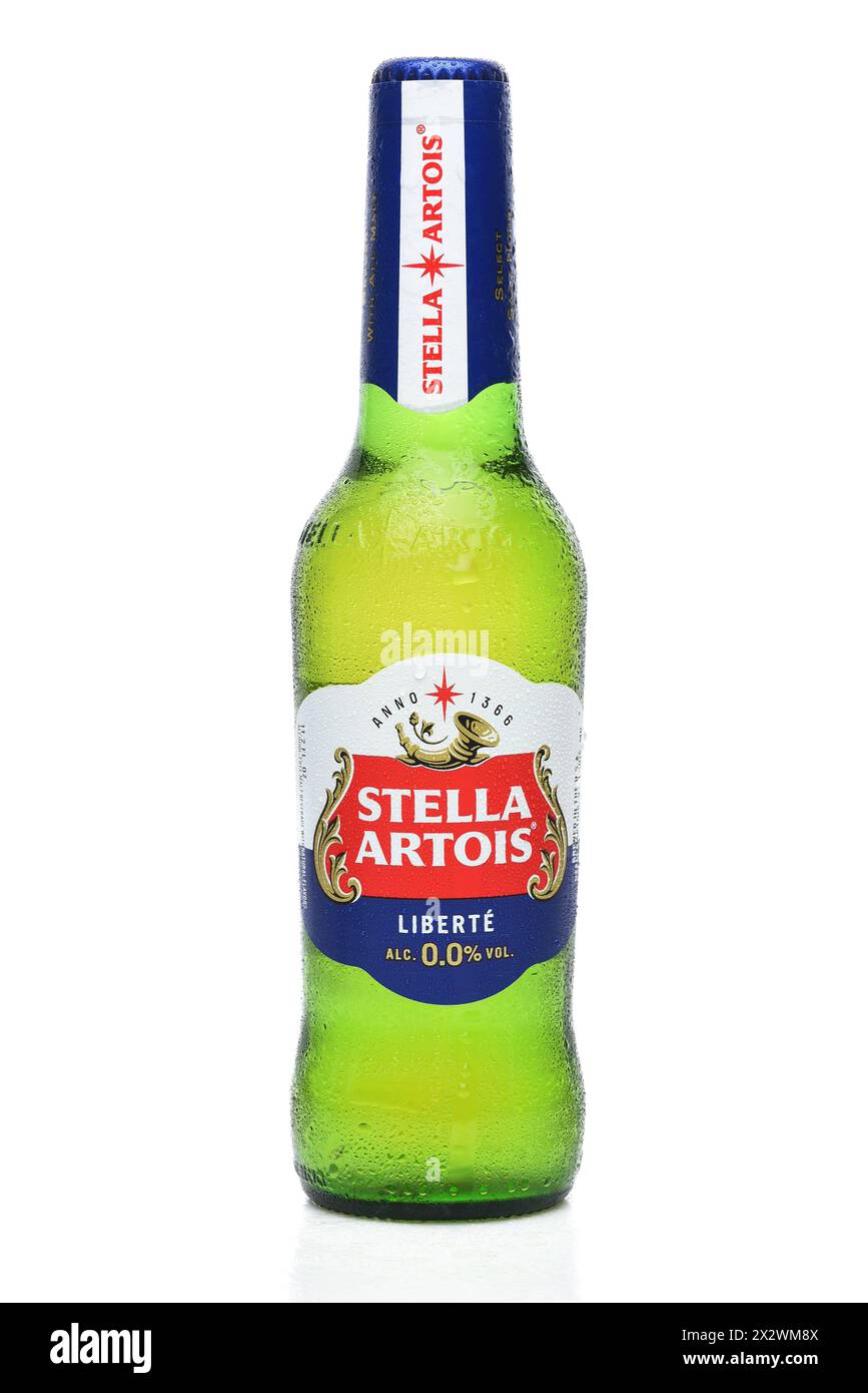 IRVINE, CALIFORNIA - 23 aprile 2024: Una bottiglia di Stella Artois Liberte, una birra senza alcool, con condensa. Foto Stock