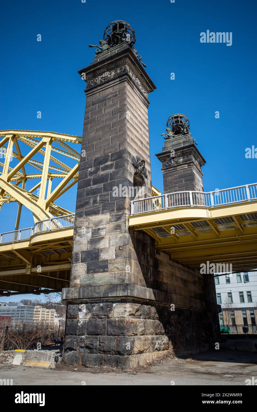 Il ponte David McCullough, o Sixteenth Street Bridge, Pittsburgh, Strip District, incorniciato da un cielo azzurro. Foto Stock