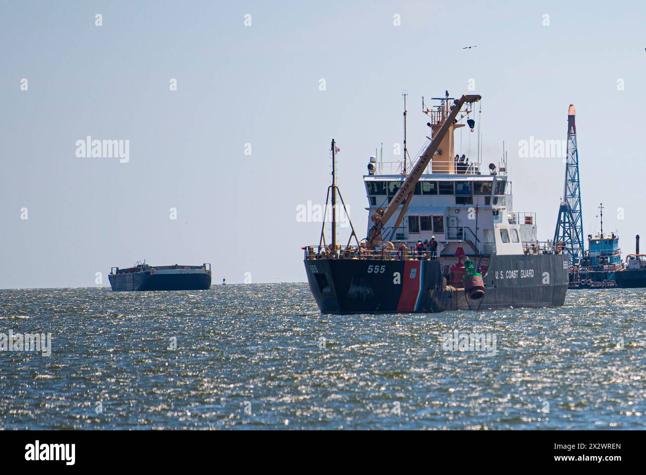 Cutter James Rankin della Guardia Costiera degli Stati Uniti lancia i marcatori dei canali boe nel fiume Patapsco a Baltimora, Maryland, 23 aprile 2024. L'equipaggio utilizza queste boe per contrassegnare un nuovo canale di pescaggio profondo ad accesso limitato, che dovrebbe essere aperto più avanti questa settimana per le navi commercialmente essenziali durante il Key Bridge. Le priorità dei comandi unificati Key Bridge Response 2024 sono garantire la sicurezza del pubblico e dei soccorritori, tenere conto delle persone scomparse, ripristinare in sicurezza le infrastrutture di trasporto e il commercio, proteggere l'ambiente e supportare le indagini sull'incidente. (Key Bridge Response 2024 Unif Foto Stock