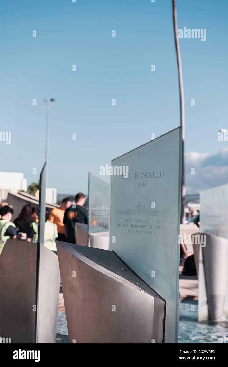 I marinai partecipano ad un evento di pulizia della base della giornata della Terra il 22 aprile 2024 sulla Joint base Pearl-Harbor-Hickam, Hawaii. La pulizia fa parte di un'iniziativa di base congiunta chiamata Love JBPHH, che mira a mantenere la pulizia dell'installazione e ad essere orgogliosi di prendersi cura della base e della comunità. (Foto U.S. Air Force di staff Sgt. Jacob M. Thompson) Foto Stock