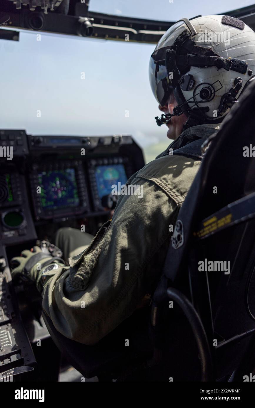 Il colonnello Christopher Murray, ufficiale delle operazioni per il 1st Marine Aircraft Wing, vola un MV-22B Osprey per un'ultima volta prima del suo ritiro presso la Marine Corps Air Station Futenma, Okinawa, Giappone, 19 aprile 2024. Murray si ritirò dopo 31 anni di onorato servizio. (Foto del corpo dei Marines degli Stati Uniti di Lance Cpl. SAV Ford) Foto Stock