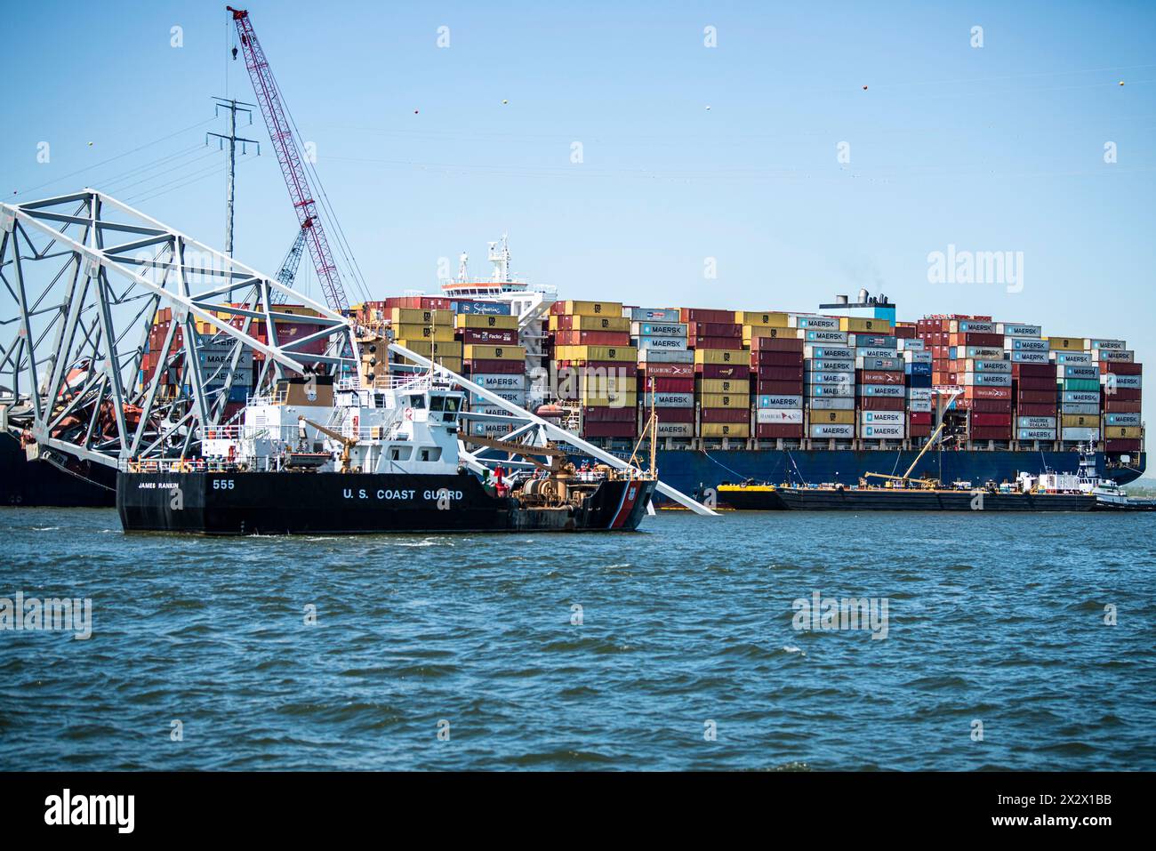 Dundalk, Stati Uniti d'America. 23 aprile 2024. Dundalk, Stati Uniti d'America. 23 aprile 2024. Il Cutter James Rankin della Guardia Costiera degli Stati Uniti sgancia i marcatori dei canali boe nel fiume Patapsco per stabilire un canale temporaneo di pescaggio profondo, che dovrebbe aprirsi più tardi questa settimana sul canale di Fort McHenry, il 23 aprile 2024, vicino a Dundalk, Maryland. Il ponte è stato colpito dalla nave container MV Dali da 984 piedi il 26 marzo e crollò uccidendo sei lavoratori. Credito: PO 2 Ronald Hodges/Guardia Costiera degli Stati Uniti/Alamy Live News Foto Stock