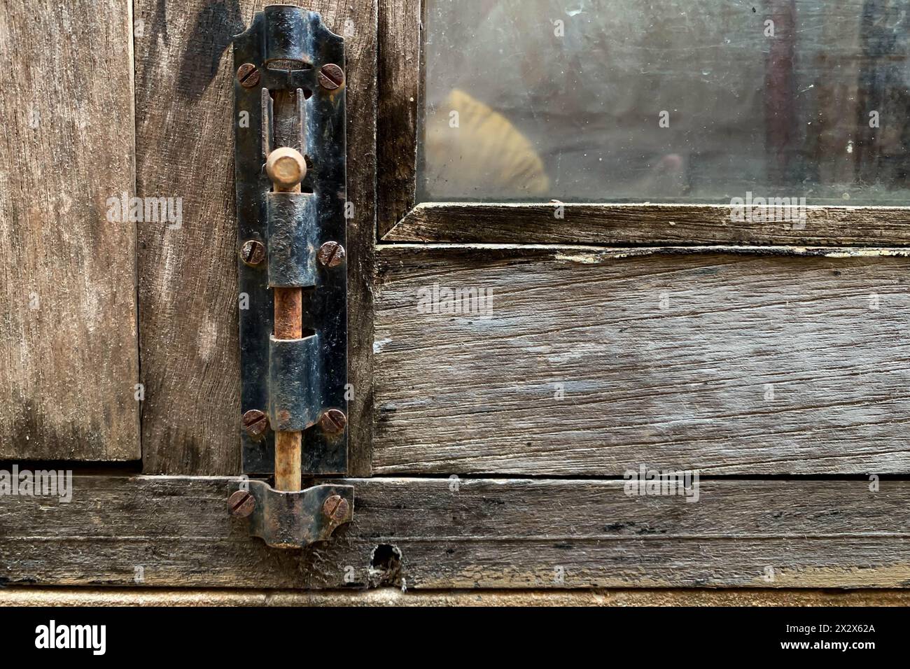 Blocco del vecchio dispositivo di chiusura del finestrino. Foto Stock