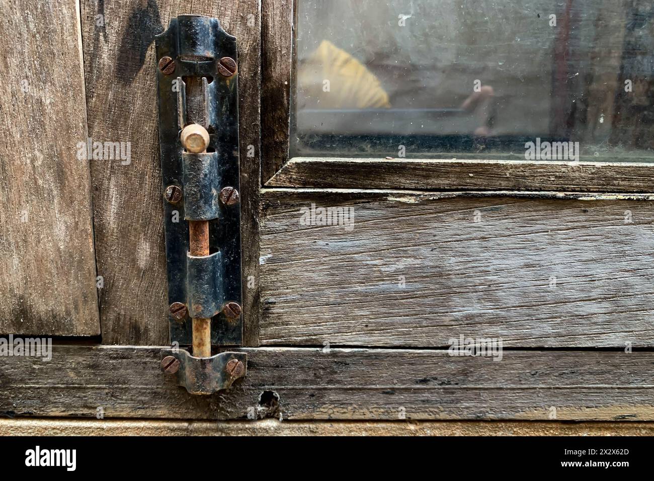 Blocco del vecchio dispositivo di chiusura del finestrino. Foto Stock
