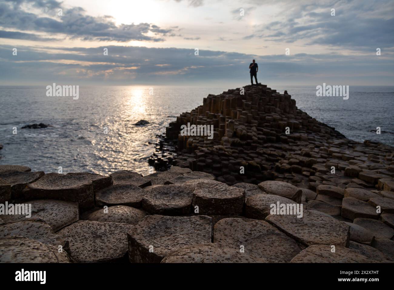 16.07.2019, Bushmills, Irlanda del Nord, Contea di Antrim, Regno Unito - Giant's Causeway, formazione di 60 milioni di anni di roccia basaltica sull'Atlanti Foto Stock