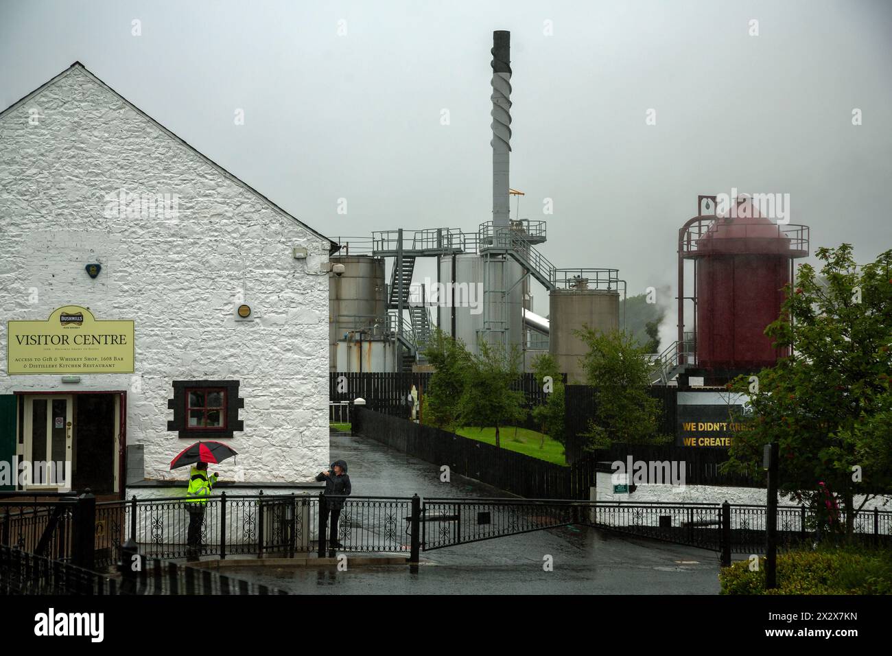 17.07.2019, Bushmills, Irlanda del Nord, Regno Unito - Old Bushmills Distillery, una delle più antiche distillerie di whisky al mondo con più di Foto Stock