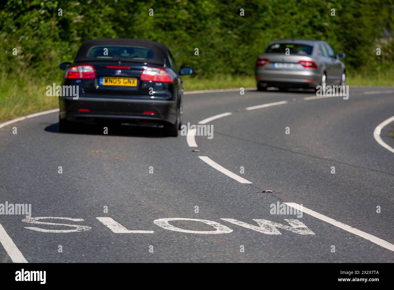 20.07.2019, Tully, Contea di Tyrone, Irlanda del Nord, Regno Unito - LENTO - avviso di una pericolosa curva su una strada di campagna. 00A190720D104CAROEX.JPG [MO Foto Stock