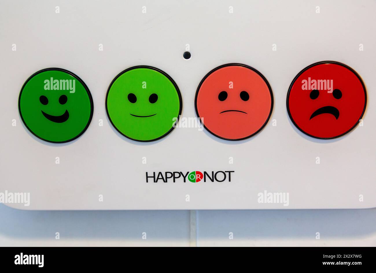 21.07.2019, Dublino, Contea di Dublino, Irlanda - emoji per il sondaggio sulla soddisfazione del cliente nei bagni pubblici dell'aeroporto di Dublino. 00A190721D002CAROEX.JP Foto Stock