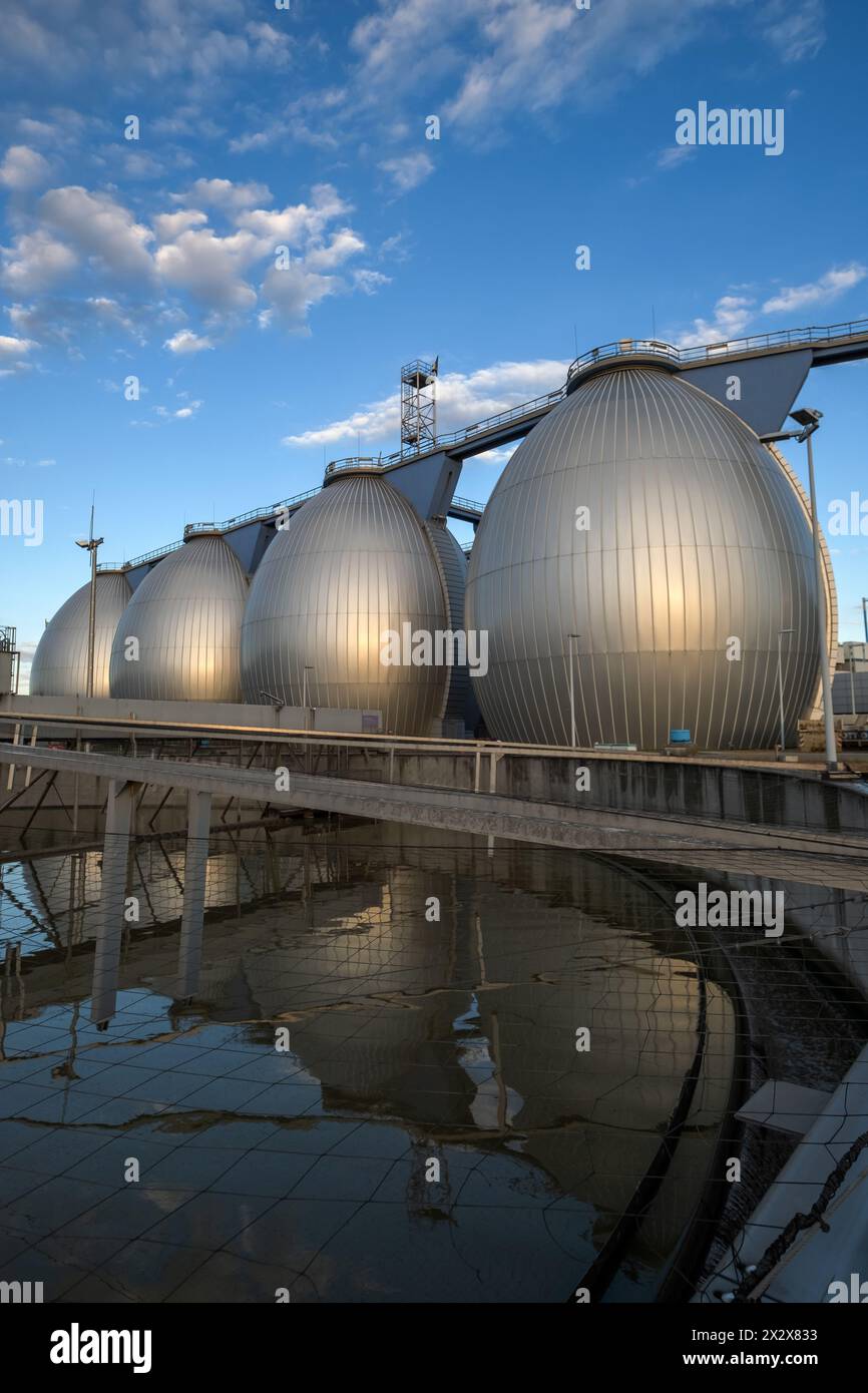 31.08.2022, Amburgo, Amburgo, Germania - digestori e bacini di trattamento delle acque reflue dell'impianto di trattamento delle acque reflue di Amburgo di Hamburger Stadtentwaesserung (HSE Foto Stock