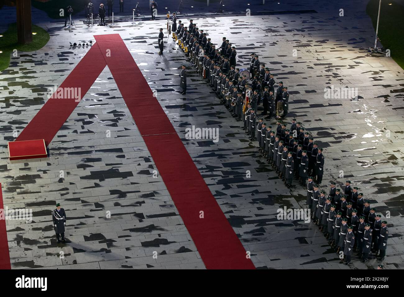 12.02.2024, Berlino, Berlino, Germania - il personale e il battaglione di guardia sono in formazione nella cuur d'honneur della Cancelleria federale. Il Foto Stock