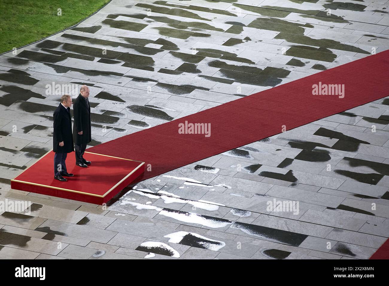 12.02.2024, Berlino, Berlino, Germania - accoglienza del primo ministro della Repubblica di Polonia Donald Tusk con gli onori militari del Cancelliere Olaf SC Foto Stock