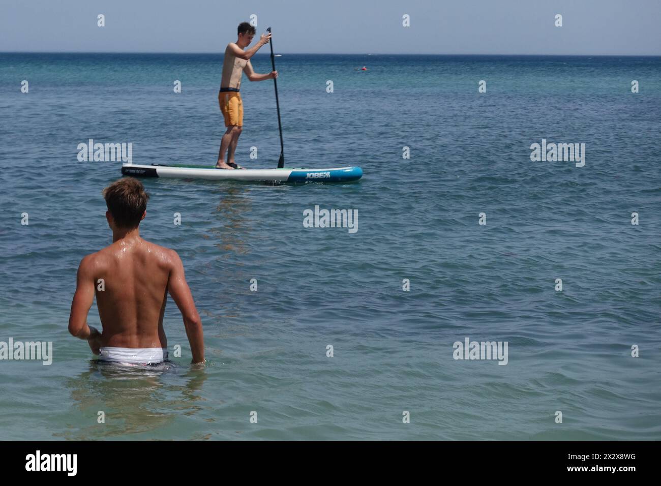 21.07.2019, Burgau, Algarve, Portogallo - teenagers stand-up paddling. 00S190721D010CAROEX.JPG [VERSIONE MODELLO: NO, RILASCIO PROPRIETÀ: NO (c) immagini caro Foto Stock