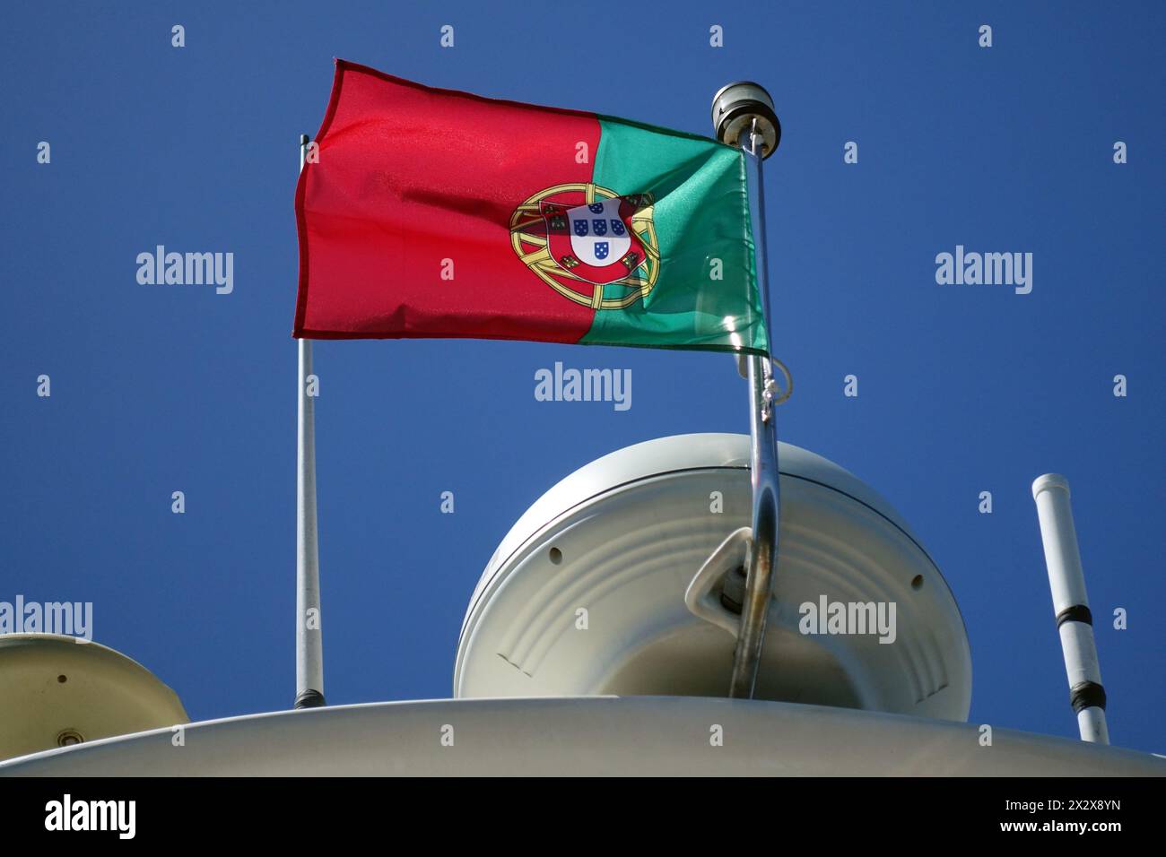 29.07.2019, Lagos, Algarve, Portogallo - bandiera nazionale del Portogallo. 00S190729D074CAROEX.JPG [VERSIONE DEL MODELLO: NON applicabile, RILASCIO DELLA PROPRIETÀ: NO (c) CAR Foto Stock