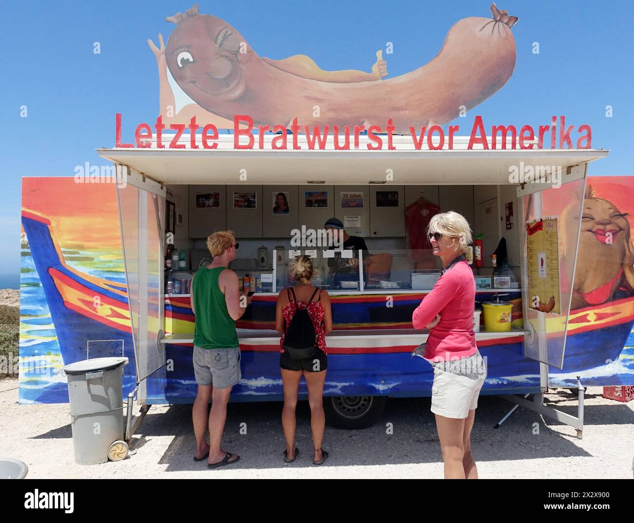 31.07.2019, Sagres, Algarve, Portogallo - persone al food truck Last Bratwurst al largo dell'America al Capo di Sao Vicente. 00S190731D082CAROEX.JPG [MODELLO Foto Stock