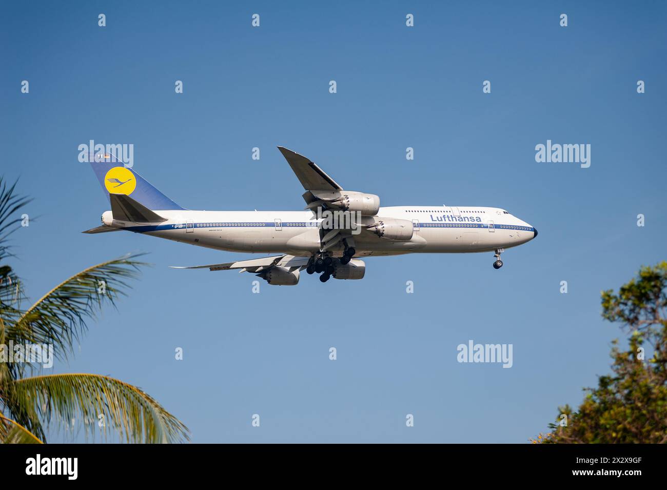 26.07.2023, Singapore, Singapore - Un aereo passeggeri Lufthansa Boeing 747-8 jumbo registrato D-ABYT negli anni '1970 in avvicinamento a Changi Foto Stock