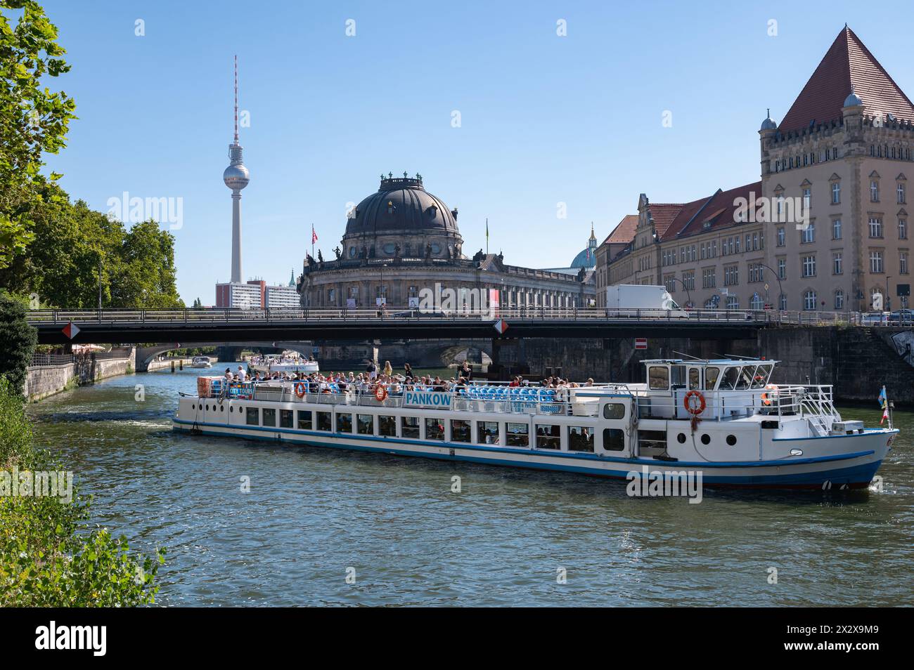 06.09.2023, Berlino, Germania - Europa - Vista dalla sponda del fiume Sprea con barche da escursione sul fiume di fronte al Museo Bode sul Museo Foto Stock